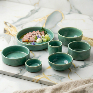 Service de table moderne en céramique verte avec plusieurs tailles de bols et collection d'assiettes de service pour les repas quotidiens et les réceptions - Product Image 1