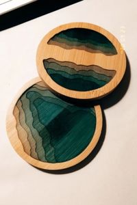 Ensemble de sous-verres en bois naturel et résine faits à la main, design vague de plage, sous-verres et dessous de plat modernes faits à la main - Product Image 4