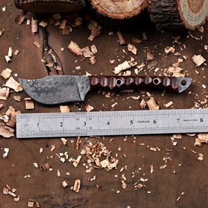 มีดเหล็กดามัสกัสทำมือ Nordic Forge ใบมีดยาว 7.5 นิ้ว EDC ด้ามจับไม้พะยูง พร้อมปลอกหนัง เหมาะสำหรับล่าสัตว์ ปอกหนัง และตั้งแคมป์ - Product Image 2