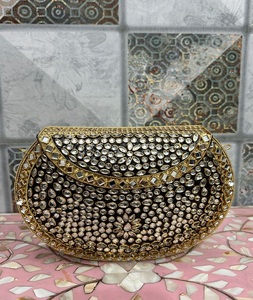 Elegante mini bolso clutch con adornos Kundan y finos detalles, ideal para bodas, bolso de mano metálico de F S International. - Product Image 6