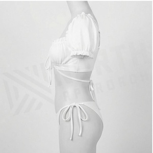 Conjunto de bikini blanco con cuello cuadrado, mangas abullonadas y volantes, parte inferior con lazo lateral para mujer - Product Image 3