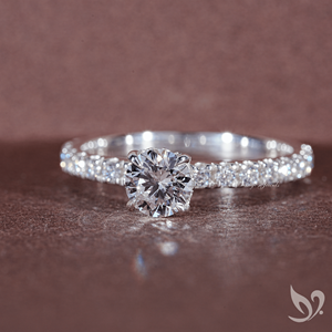 Anillo con Halo Oculto de Diamante Cultivado en Laboratorio de Corte Redondo de 0.50 CT en Oro Sólido de 10K |   Joyería de Compromiso Certificada por IGI - Product Image 1