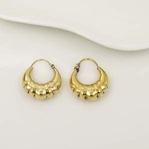 Boucles d'oreilles créoles en laiton plaqué or Sunil Jain, style vintage, bijoux de mode unisexe du Rajasthan, cadeau - Product Image 3