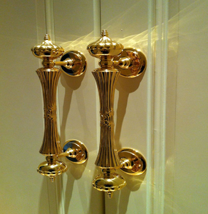 Butée de porte en laiton de style antique avec gravure en spirale et finition élégante, disponible à prix de gros. - Product Image 5