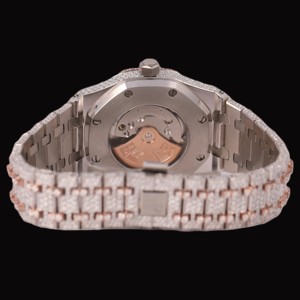 Reloj estilo hip hop brillante con números arábigos verdes personalizados, esfera redonda, dos tonos, movimiento de cuarzo con diamantes de moissanita incrustados. - Product Image 4