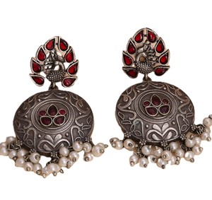 Jhumka Colgante Antiguo de Plata Oxidada y Latón con Forma de Campana, Zirconia Roja de Corte Pera y Perla de Imitación con Engaste de Bisel, Estilo Boho Clásico - Product Image 1