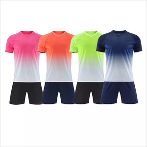 Tenues de football entièrement personnalisables, dernières tendances, impression personnalisée, vêtements d'entraînement de football par sublimation, nouveau style. - Product Image 1
