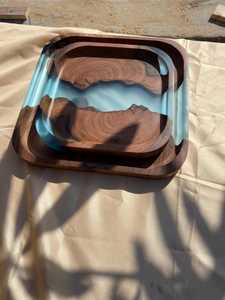 Plateau de service haut de gamme en résine et bois massif avec poignées métalliques de luxe pour le petit-déjeuner, les boissons, le fromage et la présentation du vin - Product Image 2