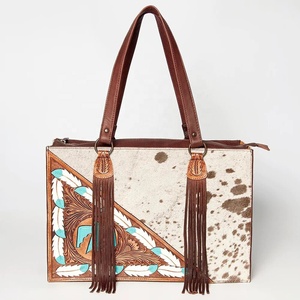 Sac fourre-tout en cuir pour femme, style western, le plus vendu, avec fleurs gravées à la main, rivets et deux poignées, design tendance - Product Image 2