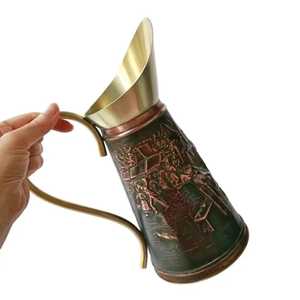 Pichet en cuivre gaufré avec large bec verseur, longue poignée courbée, intérieur en laiton, vaisselle artisanale vintage décorative - Product Image 1