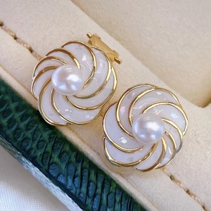 Boucles d'oreilles fines populaires, bijoux de luxe en perles d'eau douce naturelles avec clips d'oreille en forme de fleur et huîtres à perles - Product Image 3