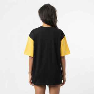 T-shirt décontracté en jersey de coton noir et jaune à manches courtes et col en V pour femme, coupe ample, avec logo imprimé - Product Image 2