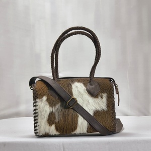Nuevo Bolso de Hombro de Diseño de Lujo, de Alta Calidad, en Cuero Vacuno Marrón con Patrón Blanco, con Asa Superior y Cierre de Cremallera - Product Image 1