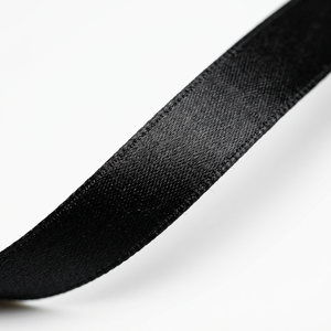 Ruban satin noir simple face 3 mm en stock – Fournisseur pour emballages de luxe, étiquettes de bijoux, boîtes à bougies, couture, bricolage, emballage cadeau - Product Image 2