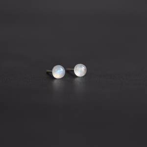 Pendientes pequeños de piedra lunar arcoíris, plata de ley, joyería de piedra lunar, piedra de nacimiento de junio, pendientes de piedras preciosas, regalo para ella - Product Image 5