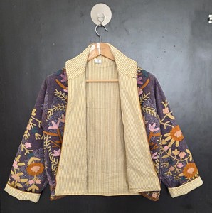 Chaqueta de Invierno Acolchada de Lana Bordada a Mano con Diseño Suzani, Artesanía Cultural, Patrones Florales Cosidos a Mano, Estilo Boho - Product Image 5