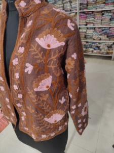 เสื้อแจ็คเก็ตผู้หญิง คอจีน แขนยาว ปักลายดอกไม้ ผ้าฝ้ายทอ สไตล์ฤดูใบไม้ร่วง ปักมือ กระดุมแถวเดียว - Product Image 3