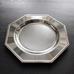 Plato de presentación hexagonal clásico de acero inoxidable plateado, ideal para la mesa del comedor y como base de servicio simple y duradera. - Product Image 3
