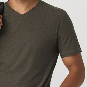 T-shirt moderne à col en V de conception haut de gamme pour hommes, tissu extensible, confortable pour un usage quotidien, pour les commandes en gros, design / logo décontracté - Product Image 4