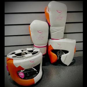 Ensemble d'entraînement de boxe FLY Bourgogne personnalisé avec logo, lanières, gants de combat Premium X Fly pour le kickboxing, le MMA et le Muay Thai - Product Image 3