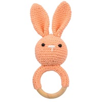 Hochet en bois tricoté au crochet en coton doux de haute qualité, motif animal Labbu Ring, pour bébé Bambini, couleur ivoire, modèle Bubu Bunny, par Indian Consigners