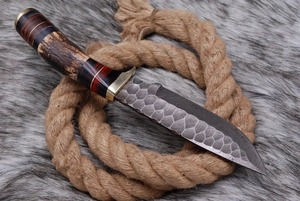 Couteau de chasse en acier Damas à lame pointue avec manche en bois et accents en laiton pour usage extérieur - Product Image 3