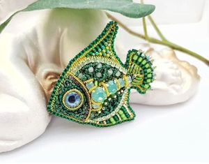 Broche artisanale brodée à la main avec des perles complexes, broche exclusive brodée à la main, mode artisanale - Product Image 1