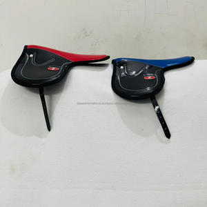 Selle de course de chevaux de style anglais en cuir synthétique avec filet antidérapant, durable, de haute qualité, personnalisable, fabriquée en Inde - Product Image 1