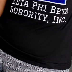 Camiseta de Chenilla Big Z Zeta, Ropa de la Hermandad Zeta Phi Beta, Camiseta de Algodón Premium, Ajuste Cómodo, Logotipo Bordado Brillante y Elegante - Product Image 5