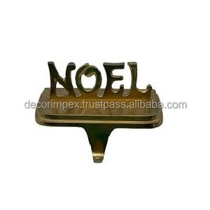 Porte bas de Noël NOEL en laiton vintage avec long crochet qui se termine en tourbillon avec étiquettes de magasin originales New Old Stock - Product Image 1