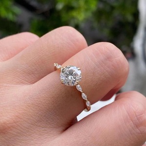Bague de fiançailles en moissanite ronde de 2 carats, magnifique, avec pierres latérales en moissanite taille marquise, sertie à griffes partagées, solitaire de mariage - Product Image 1