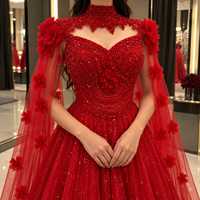 Robe de soirée rouge moderne pour femme, style robe de bal, avec corsage orné de sequins et de perles, appliques florales, col montant et traîne chapelle