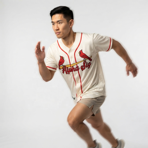 Camiseta de Béisbol Blanca para Hombre con Diseño de Cardenales Rojos y Bate, Manga Corta, Cierre de Botones, Impresión Serigrafiada, Material de Poliéster - Product Image 5