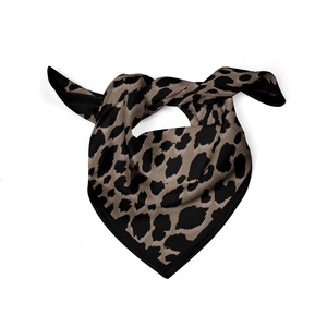 Écharpe carrée élégante en twill de soie satinée à imprimé géométrique pour femme, idéale pour les événements, foulards et bandanas - Product Image 3