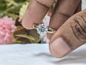 Anillo de Compromiso Solitario con Diamante Cultivado en Laboratorio de 1 Quilate, Corte Clásico, Certificado por IGI, Oro Amarillo/Blanco Sólido de 14K, Claridad VVS1-VVS2, de Lujo - Product Image 2