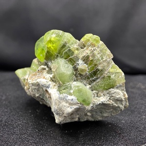 Cristal de peridoto verde con forma de columna y brillo vidrioso - Product Image 3