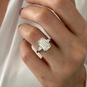 Anillo Triad de Tres Piedras con Diamante Cultivado en Laboratorio de 5 Quilates con Corte Esmeralda y Baguette Cónico en Oro Blanco, Certificado IGI, para Mujer, Nuevo Diseño - Product Image 5