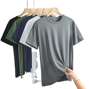 เสื้อยืดแขนสั้นผ้าไอซ์ซิลค์สำหรับผู้ชายสีทึบบางสำหรับฤดูร้อนดีไซน์ปักโลโก้ออกแบบได้ตามต้องการ - Product Image 1