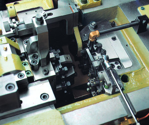 [Changjo Engineering] Machine de forgeage à froid haute vitesse CCM et machine de fabrication de têtes de boulons de précision et de rivets industriels - Product Image 3