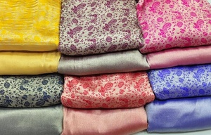 Tissu brocart de paon en nylon 100% teignable |   Motif tissé jacquard |   Poids moyen 120GSM |   Tissu uni de couleur unie pour vêtements ethniques - Product Image 3