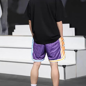Shorts de basketball tissés pour hommes avec bande latérale bleue, design sportif respirant et à séchage rapide, fermeture à cordon de serrage - Product Image 2