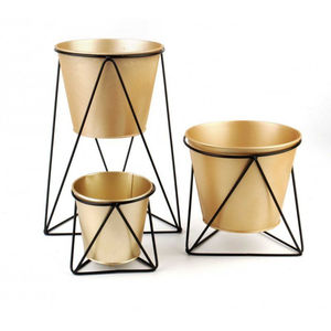 Macetas modernas de metal dorado con soportes triangulares de hierro negro, juego de 3 macetas de pie para interiores y exteriores para el hogar. - Product Image 1