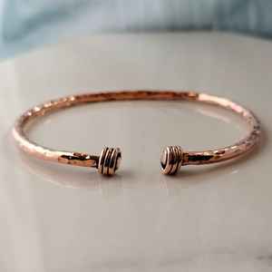 Brazalete Ajustable de Alambre de Cobre Martillado, Estilo Étnico - Product Image 1