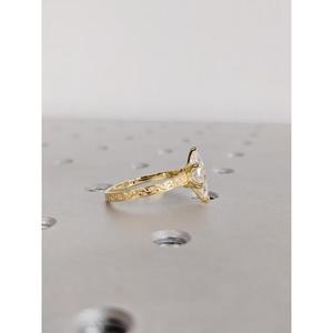 Anillo Solitario de Diamante Corte Marquesa en Oro Amarillo con Banda Grabada Vintage, Anillo de Compromiso Delicado, Joyería Fina Hecha a Mano - Product Image 3