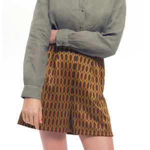 Shorts modernos para mujer con tela ligera y corte moderno para viajes a la playa, deportes y uso diario informal. - Product Image 4