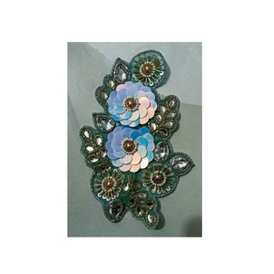 Apliques de flores de tela bordados a mano con cuentas personalizadas para ropa y accesorios - Product Image 1
