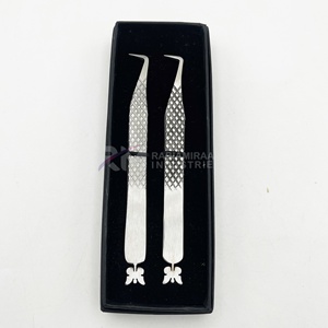 Pinzas RMI plateadas con base tipo visón para extensión de pestañas, de acero inoxidable, con caja de cartón y logo. - Product Image 1