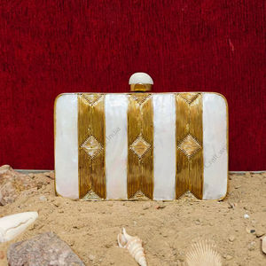 Pochette indienne artisanale en nacre avec détails géométriques en laiton et pierres d'agate, sac de soirée de luxe pour femme - Product Image 1