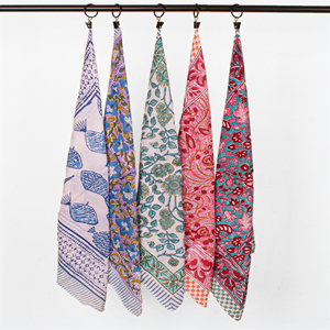 Foulard carré en coton dessiné à la main, bandana, couvre-visage et cou, motif ethnique, doux pour la peau, idéal printemps-été - Product Image 5