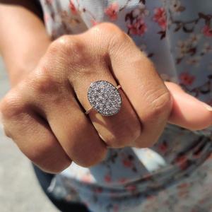 Anillo de Diamantes en Forma de Clúster Ovalado con Diamantes de Corte Redondo en un Marco Ovalado, Elegante Anillo de Compromiso Estilo Solitario, Anillo de Oro Sólido - Product Image 3
